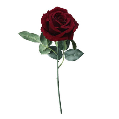 Cette image montre une rose artificielle haut de gamme extrêmement réaliste d'une taille de  30 cm. La fausse rose est de couleur rouge foncé.