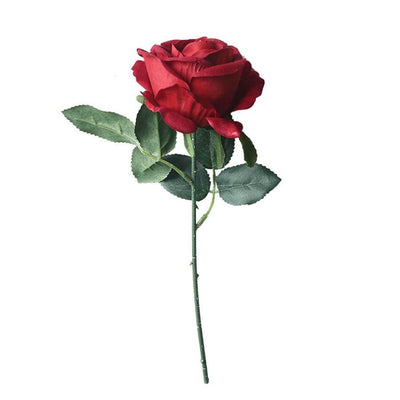Cette image montre une rose artificielle haut de gamme extrêmement réaliste d'une taille de  30 cm. La fausse rose est de couleur rouge.