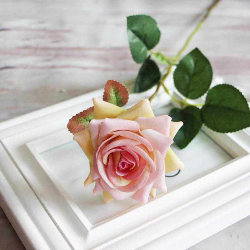 Cette image montre une rose artificielle haut de gamme en velours de couleur rose