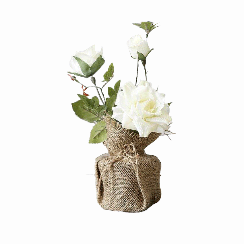 Cette image montre un bouquet de roses artificielles de couleur blanche