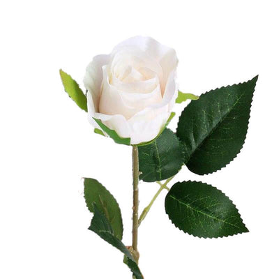 Cette image montre une rose artificielle de couleur blanche