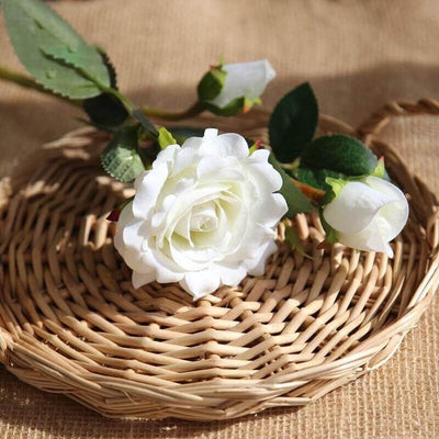 Cette image montre une rose artificielle haut de gamme luxueuse de couleur blanche