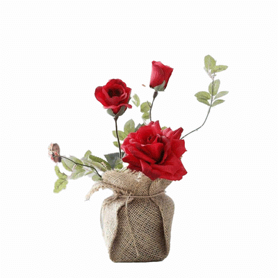 Cette image montre un bouquet de roses artificielles de couleur rouge