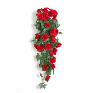 Fausse plante tombante avec roses rouges