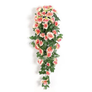 Fausse plante tombante avec roses champagnes