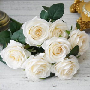 Luxueux bouquet de roses artificielles crèmes