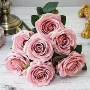 Luxueux bouquet de roses artificielles roses