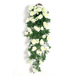 Fausse plante tombante avec roses blanches