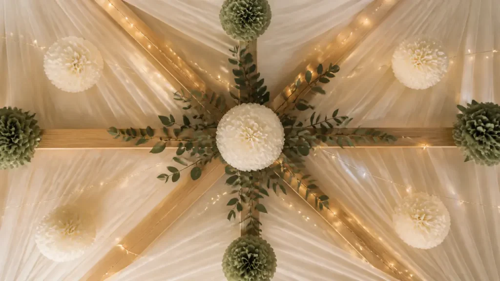 Décoration plafond mariage : fleurs et voilage suspendus