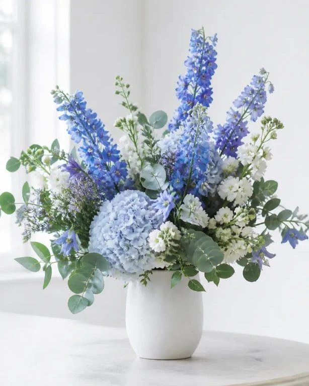Bouquet de fleurs bleu élégant dans les tons bleu-violet et blanc